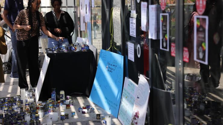 אנדרטה לזכרו של בנימין ימנו זלקה מחוץ לפיצריה