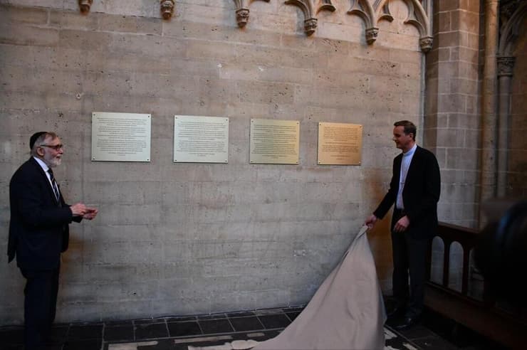 הלוחות ועליהן ההתנצלות בפני היהודים