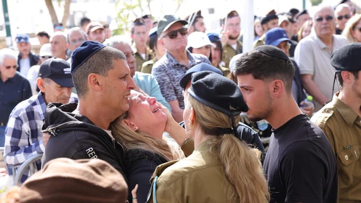 הלווייתו של סמל עידן פוקס ז"ל בבית העלמין סגולה בפתח תקווה