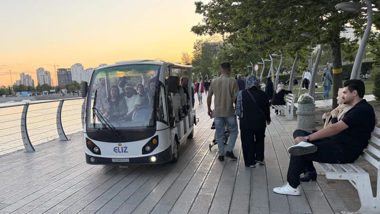 איראנים מבלים באתר נופש ליד טהרן