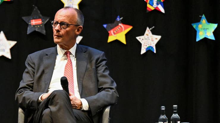 קנצלר גרמניה פרידריך מרץ משתתף בפאנל עם סטודנטים בגימנסיה "קרלוס מגנוס" במארסברג