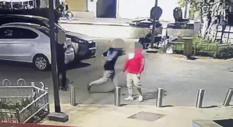 תיעוד: קטינים תוקפים עובד זר בפתח תקווה לאחר שזה סירב לתת להם סיגריה 