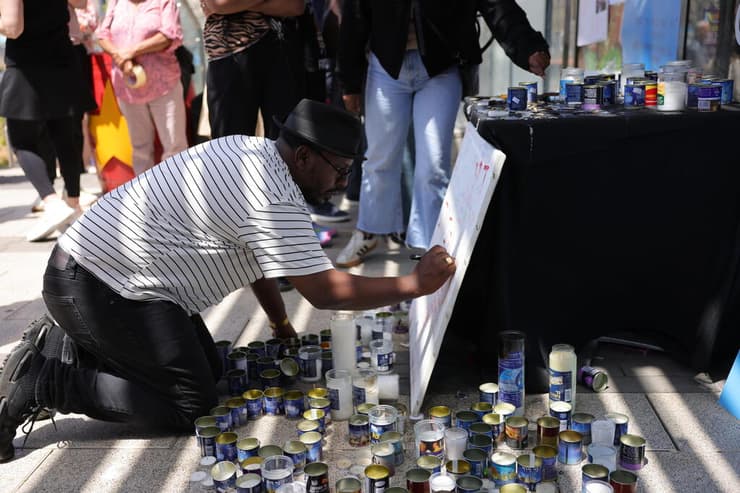 אנדרטה לזכרו של בנימין ימנו זלקה מחוץ לפיצריה