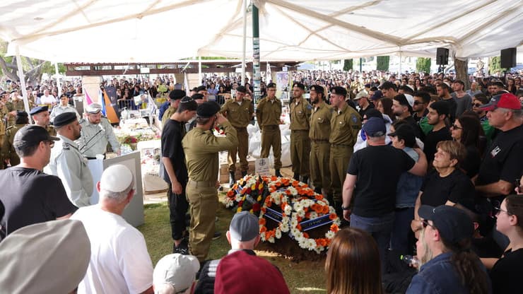 הלווייתו של סמל עידן פוקס ז"ל בבית העלמין סגולה בפתח תקווה