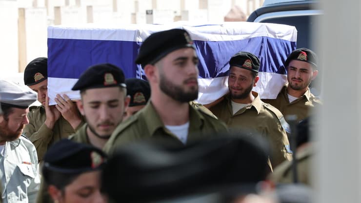 הלווייתו של סמל עידן פוקס ז"ל בבית העלמין סגולה בפתח תקווה