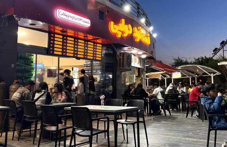 איראנים מבלים באתר נופש ליד טהרן