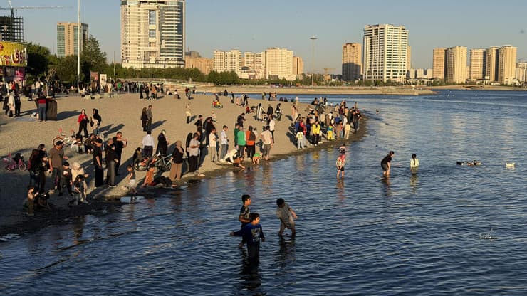 איראנים מבלים באתר נופש ליד טהרן