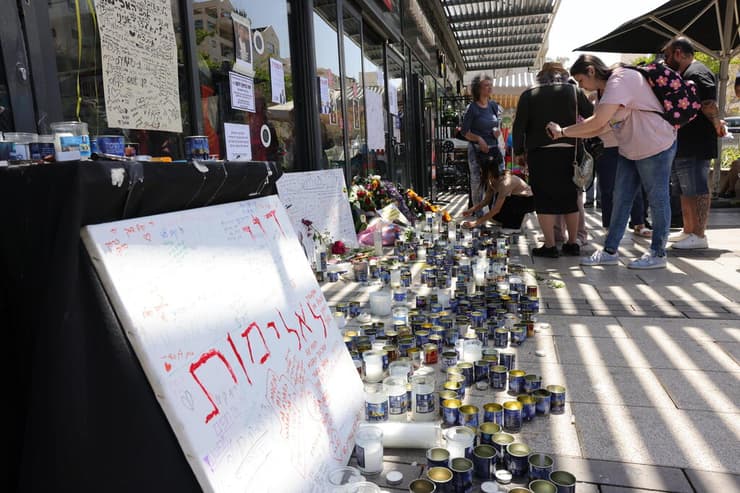 אנדרטה לזכרו של בנימין ימנו זלקה מחוץ לפיצריה