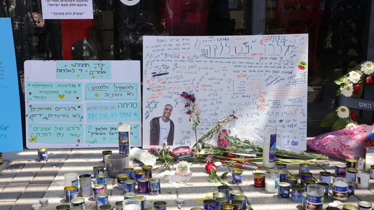 פינה לזכרו של ימנו מחוץ לפיצרייה שבה עבד (צילום: עוז מועלם) אנדרטה לזכרו של בנימין ימנו זלקה מחוץ לפיצריה