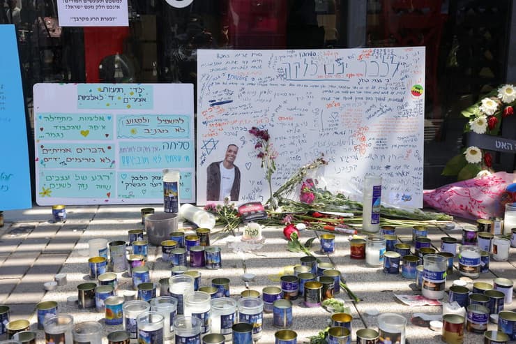 אנדרטה לזכרו של בנימין ימנו זלקה מחוץ לפיצריה