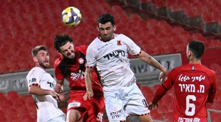 ניר ברדע ורווה אסייג עולים לכדור גובה