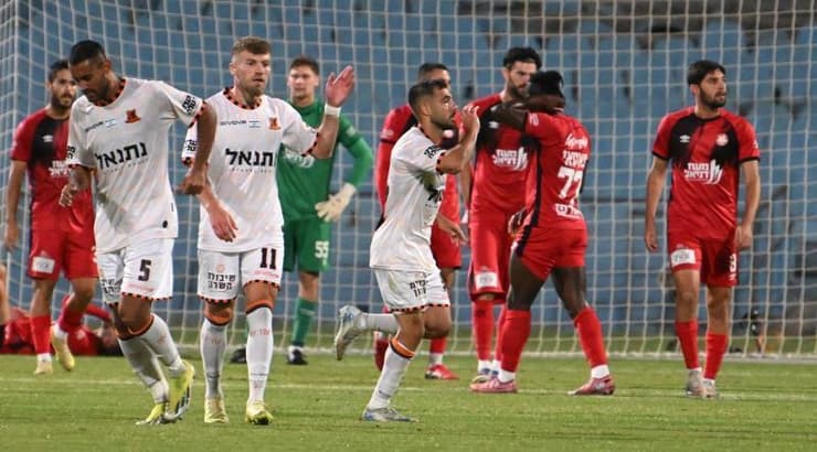 שחקני בני יהודה חוגגים