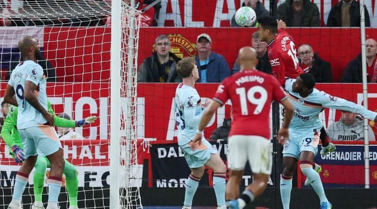 קאסמירו נוגח לשער