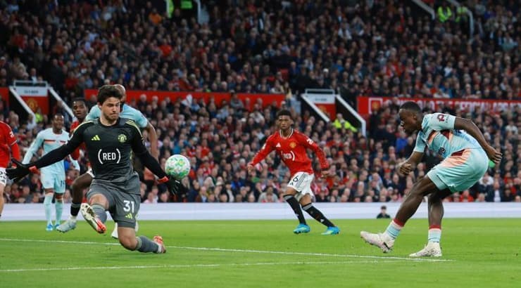 מייקל קאיודה מנסה להכניע את סן לאמנס