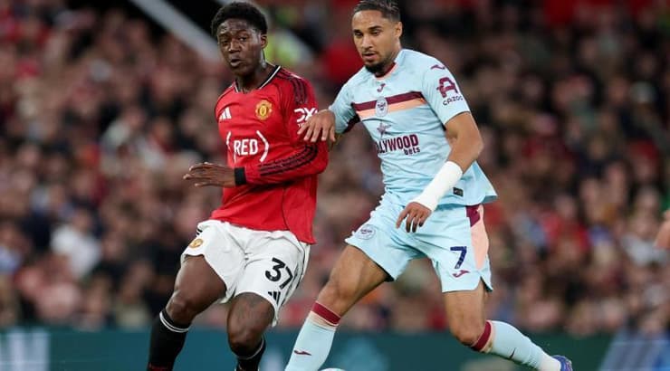 קווין שאדה נשמר על ידי קובי מאיינו