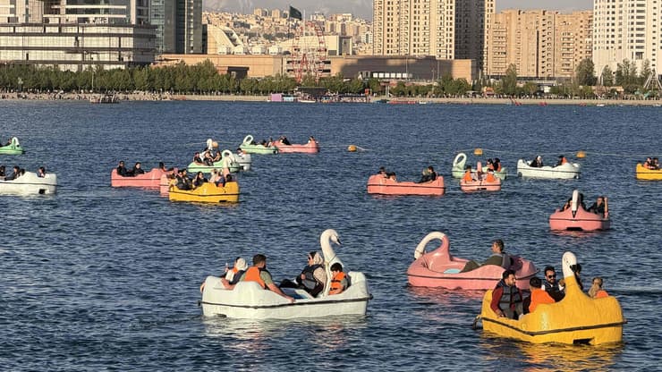 איראנים מבלים באתר נופש ליד טהרן
