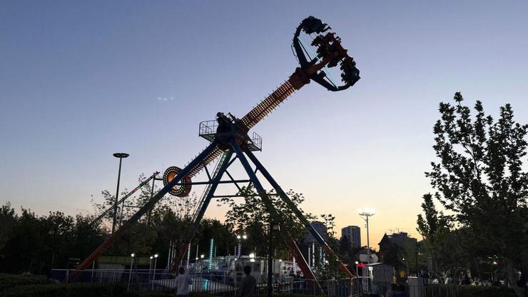 איראנים מבלים באתר נופש ליד טהרן