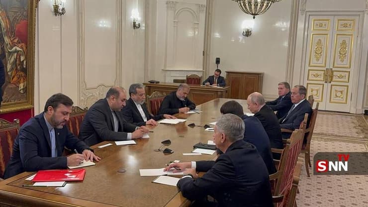  שר החוץ האיראני עבאס עראקצ'י עם פוטין במסגרת ביקורו ברוסיה