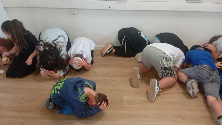 תלמידים מתגמנים בבית ספר בשלומי