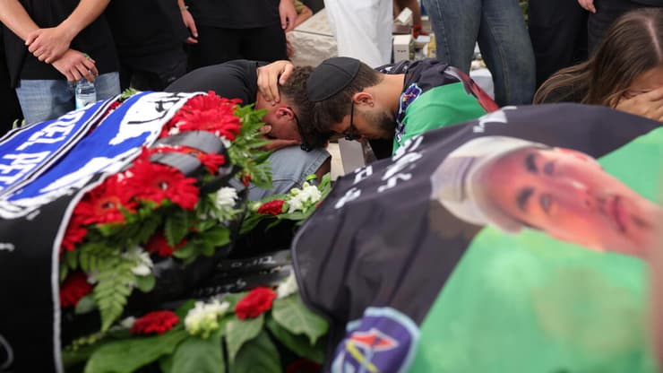 הלווייתו של סמל עידן פוקס ז"ל בבית העלמין סגולה בפתח תקווה