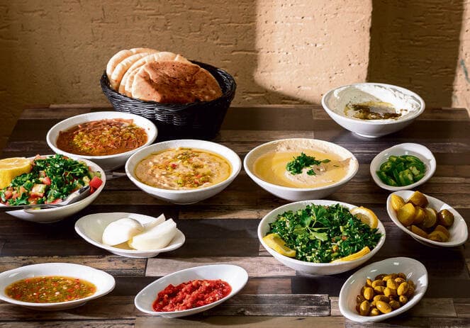 שולחן סלטים עשיר. חומוס חליל