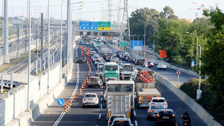 נתיבי איילון (צילום: קובי קואנקס) עומס תנועה בנתיבי איילון