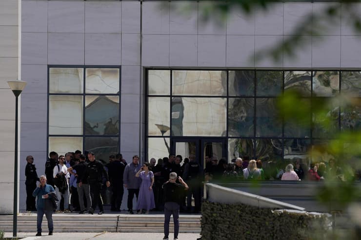 יוון אתונה אולם בית המשפט מסע ירי של קשיש בן 89