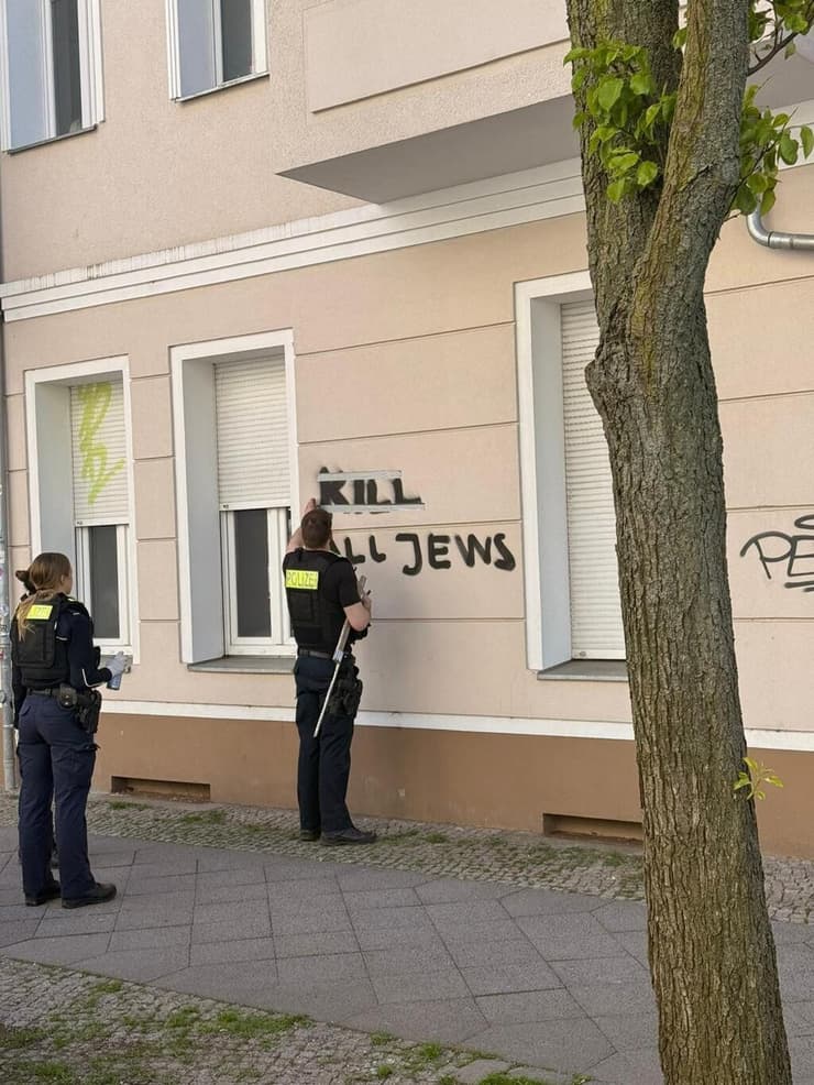 שוטרים ליד אחת הכתובות