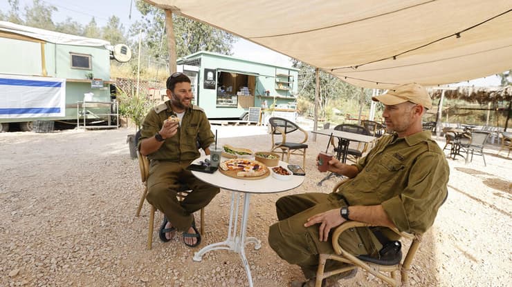 יובל תור בעגלת הקפה שלו