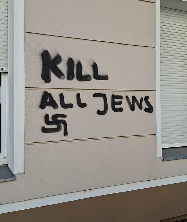 כתובת וצלב קרס בשכונה שבה מתגוררים יהודים רבים בברלין