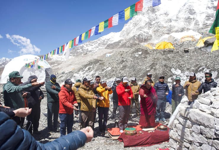 נפאל אוורסט מתפללים לפני טיפוס 15 אפריל 2026