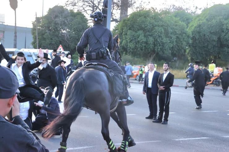 הפגנת חרדים בכביש 4