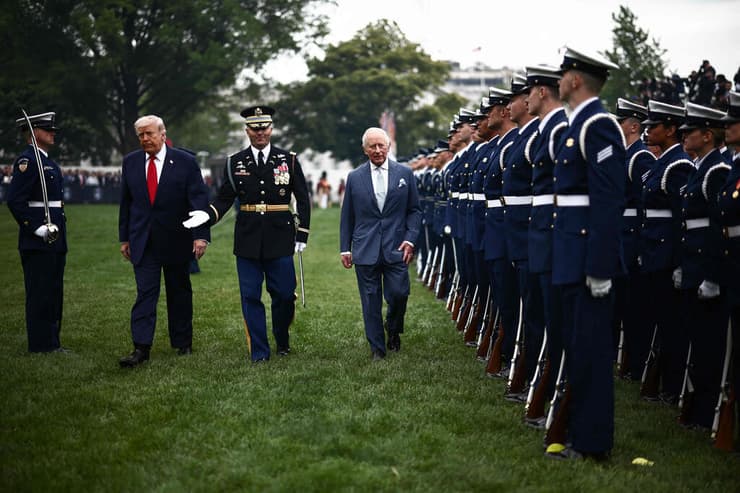 טראמפ והמלך סוקרים את מסדר הכבוד הצבאי בבית הלבן, אחר הצהריים 