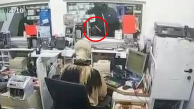 גבר לא רעול פנים פרץ לסניף הדואר בטירה