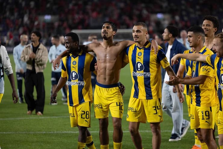 שחקני מכבי ת"א חוגגים את הניצחון על הפועל באר-שבע