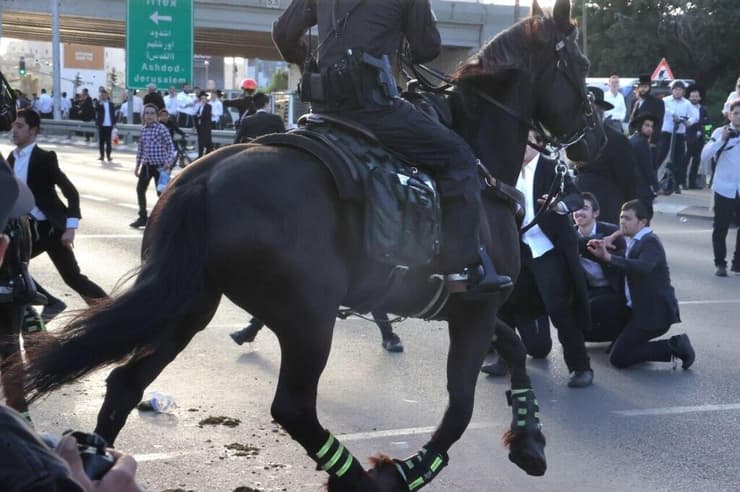 הפגנת חרדים בכביש 4