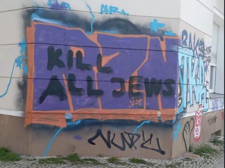 כתובת "להרוג את כל היהודים" שרוססה בברלין באפריל האחרון. "זה יכול להיות כל אחד - רואה חשבון, ספר, מנהל" (צילום: מתוך הרשתות החברתיות) אחת הכתובות בברלין