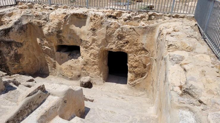 מערה שנחצבה בסלע והייתה חלק ממקווה הטהרה שהתגלה באתר הארכאולוגי תל חברון