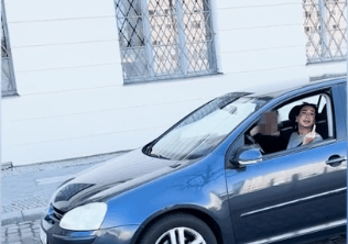 הנהגת שהניפה אצבע משולשת לעבר יהודים בברלין