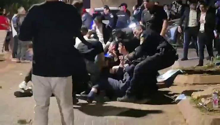 מפגיני הפלג הירושלמי באקשלון (צילום: מורדי מורדי) הפריצה לבית של תא"ל יובל יאמין