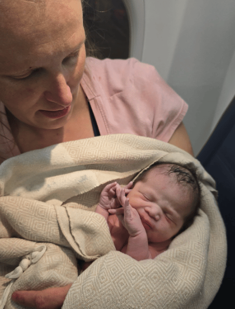 האם עם התינוקת לאחר הנחיתה