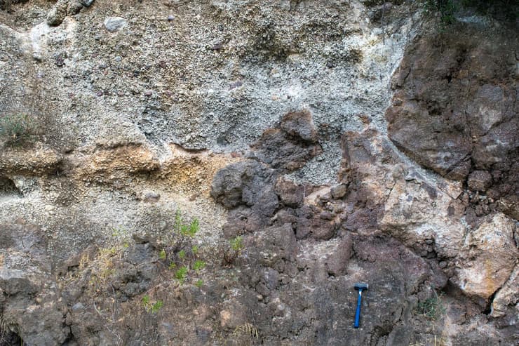 לבה שהתמצקה ואבני פומיס, מאחת ההתפרצויות הפרהיסטוריות של הר הגעש מתאנה