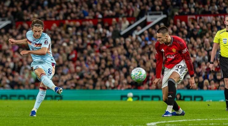 מתיאס ינסן בועט לרשת