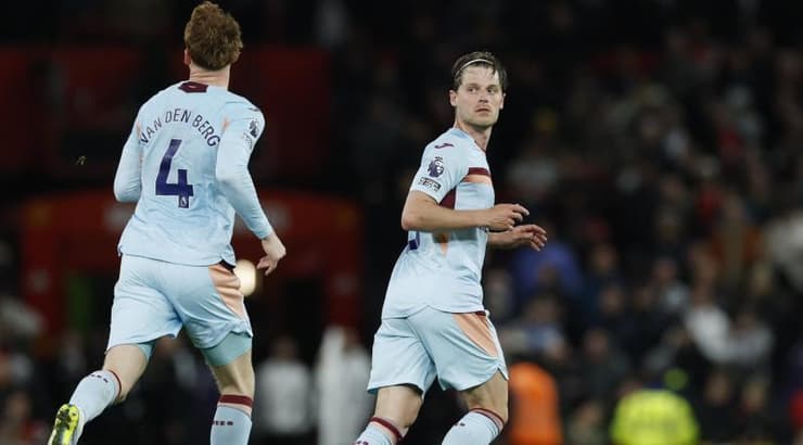 מתיאס ינסן ממהר לחזור למרכז המגרש