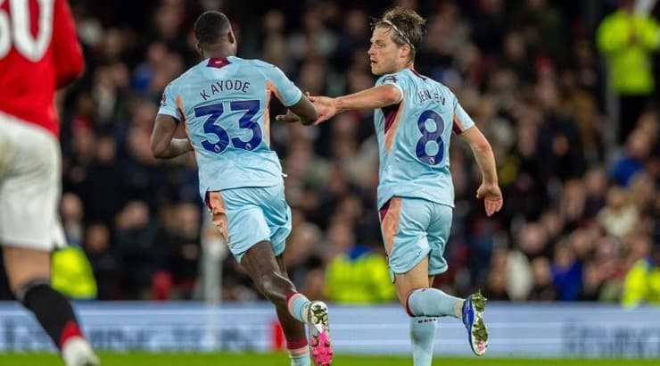 מייקל קאיודה רץ לחגוג עם מתיאס ינסן