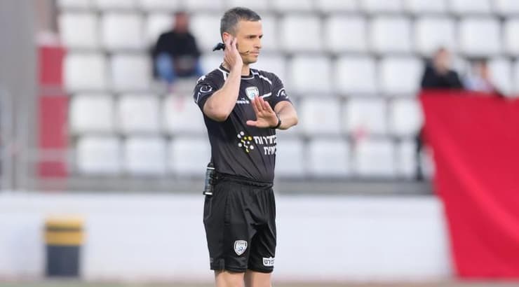 אוהד אסולין מדבר עם שופטי המסך