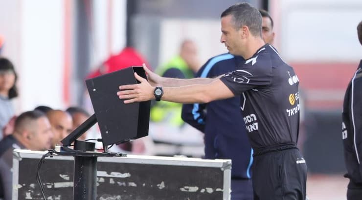 אוהד אסולין מסתכל במסך