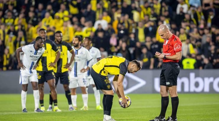 עומר אצילי מניח את הכדור על נקודת הפנדל