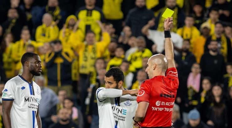 גל לייבוביץ' מוציא לעידן כהן את הכרטיס הצהוב