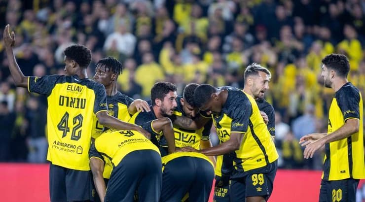 שחקני בית"ר ירושלים חוגגים